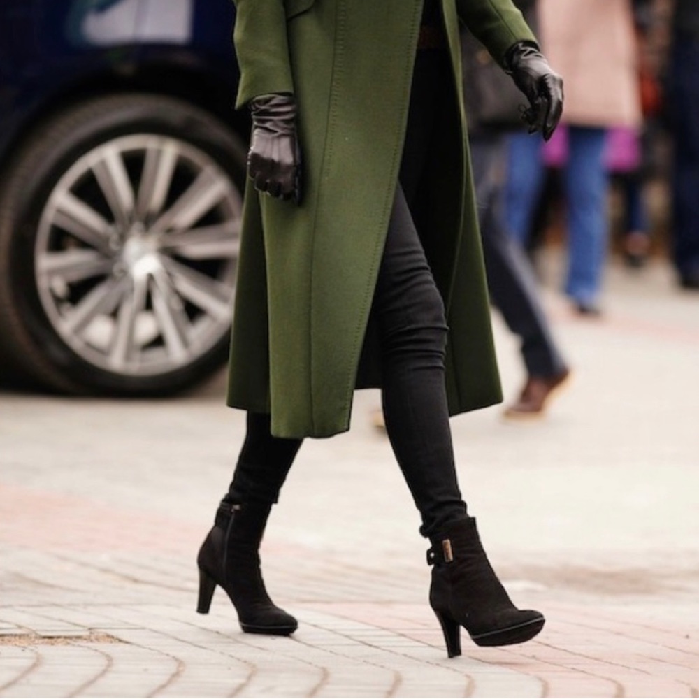 As seen on Kate Middleton AQUATALIA Royal Rouge Weatherproof Ankle Bootie size 9